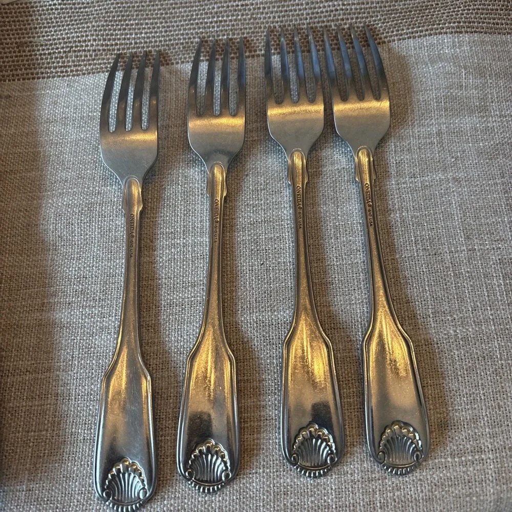 Oneida CLASSIC SHELL Lot of 4 Dinner Forks Stainless 7 5/8
